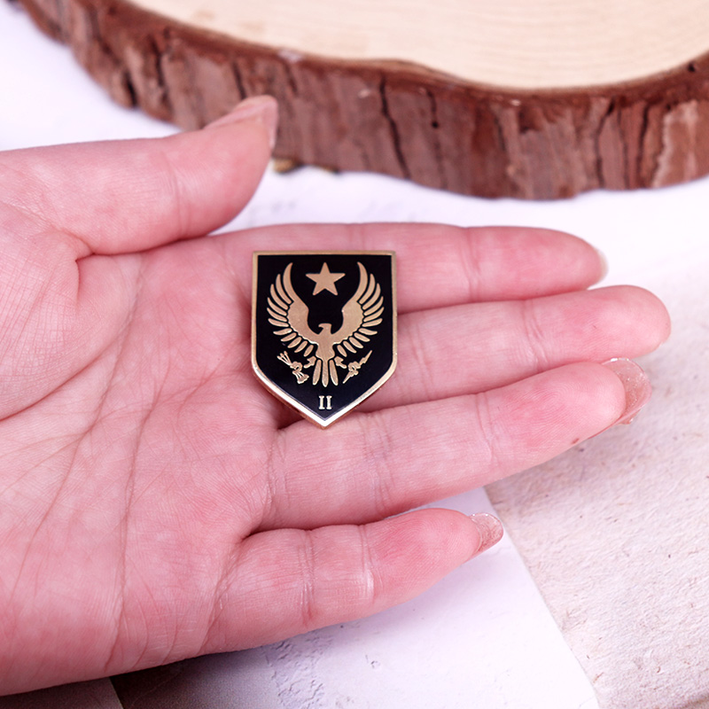 Pin esmaltado con logotipo del - Embroidery Alpha reseña y precio